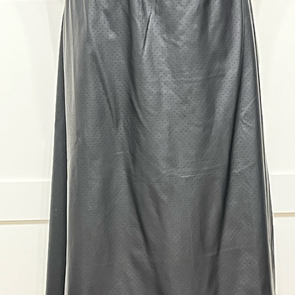✳️Perforated Vegan leather skirt - Picture 8 of 9